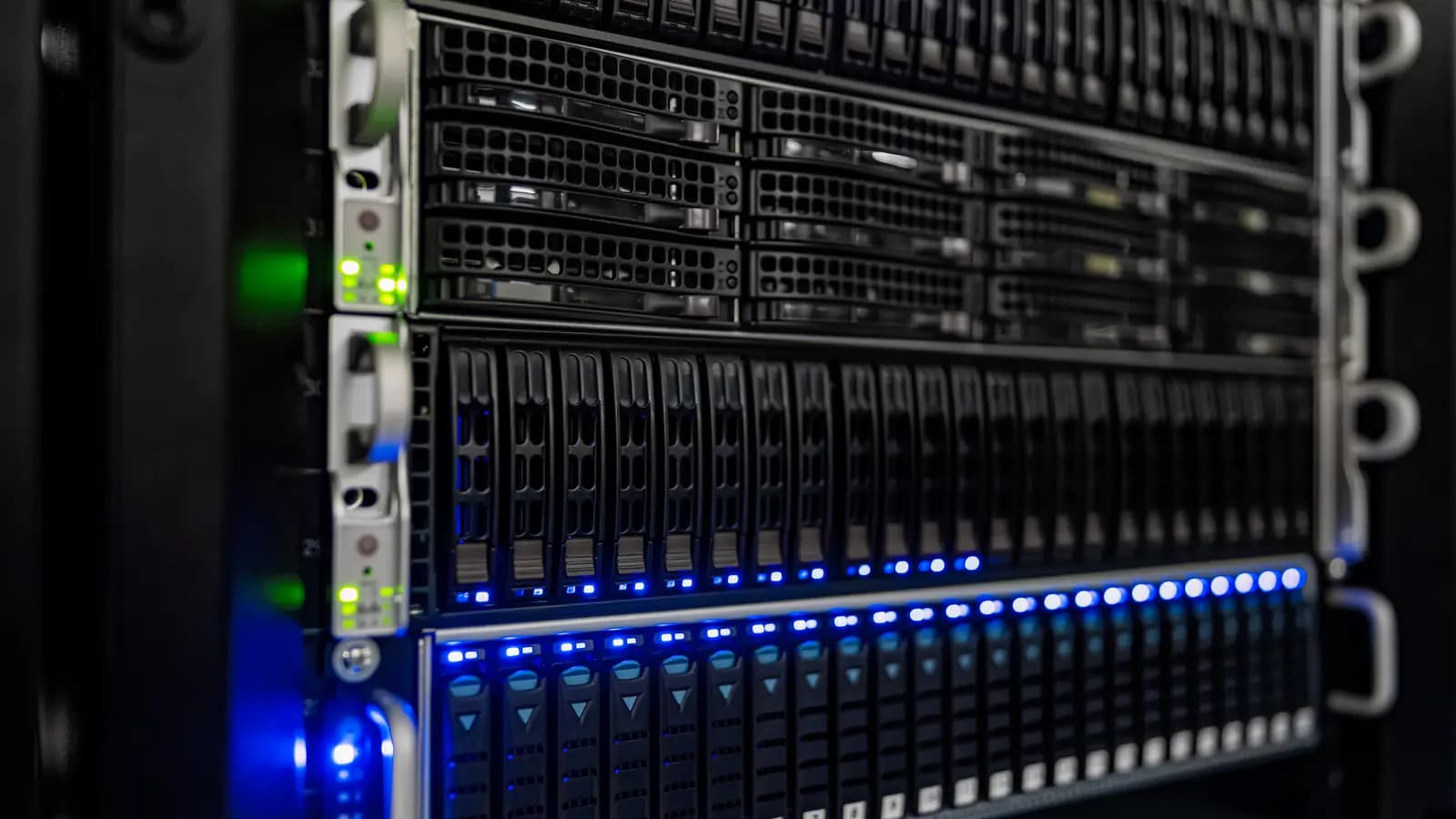 Servidores montados em rack com baias de discos e luzes LED azuis em um data center