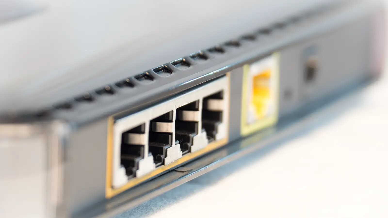 Close nas portas Ethernet LAN e na porta WAN amarela na parte traseira de um roteador