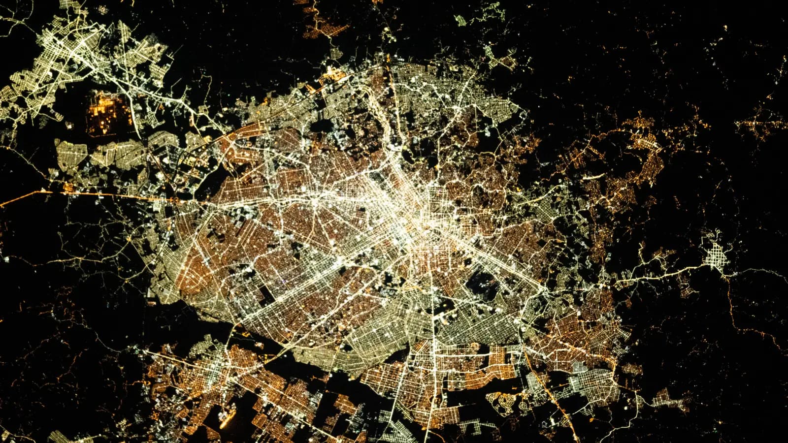 Luzes noturnas da cidade de Curitiba vistas do espaço pela Estação Espacial Internacional