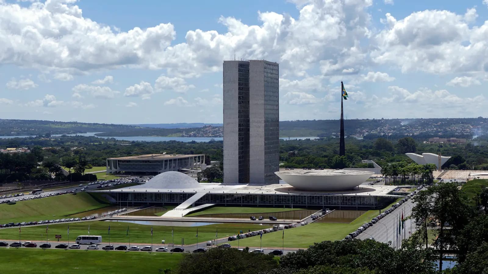 Palácio do Congresso Nacional em Brasília, com as torres gêmeas e as cúpulas sob céu com nuvens